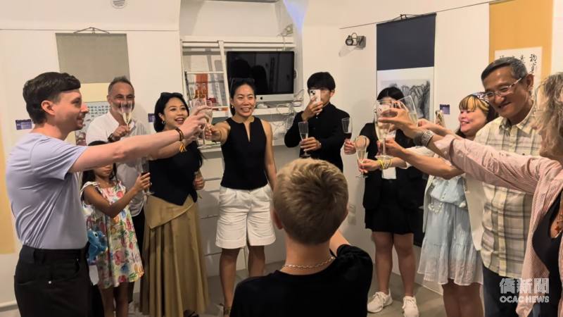 開幕儀式，來賓舉杯祝福「2026義大利國際文化藝術交流書畫菁英邀請展」順利圓滿。