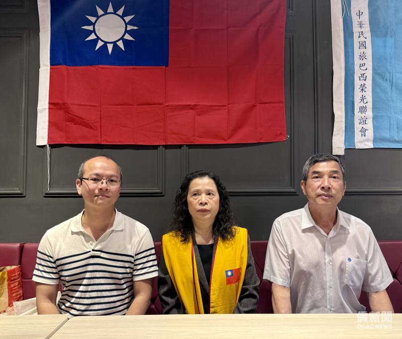 左起駐聖保羅辦事處副組長林盈升、巴西榮光會會長高妮娜、僑務諮詢委員張宏昌