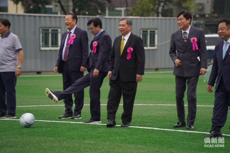 駐韓國代表處代表丘高偉(右三)與首爾市西大門區區廳長朴雲基(左三)共同開球