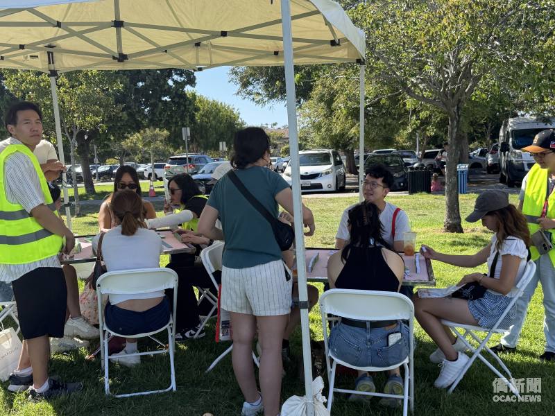 現場民眾熱情參與，親自感受打麻將的無窮樂趣。