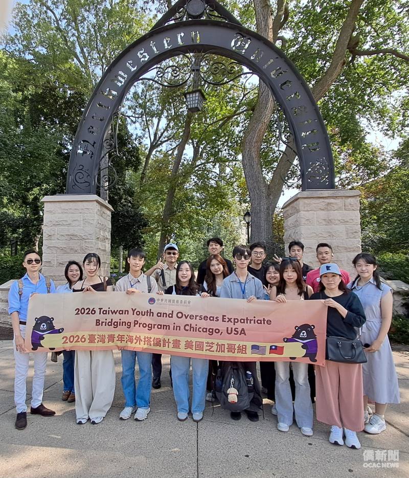 西北大學臺灣留學生會會長曾偉丞(左1)為搭僑計畫學員導覽校園。