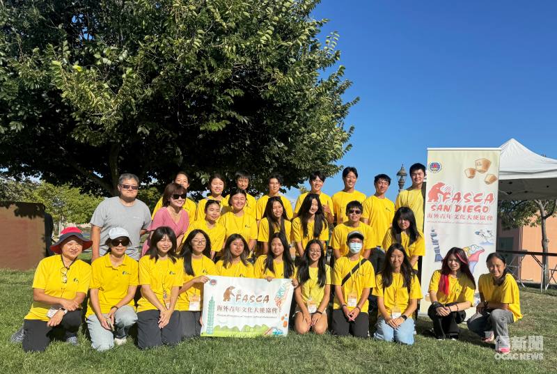 Director Betty Hsiao of the Culture Center of the Taipei Economic and Cultural Office (T.E.C.O.) in L.A(row 2, left 2), OCAC Council Member Steve Hsieh (row 2, left 1),with FASCA-SD