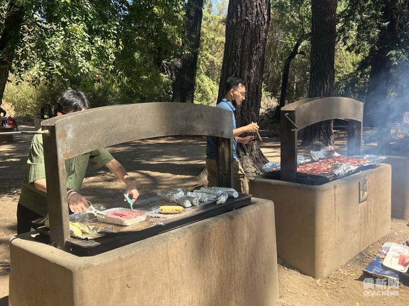 現場準備臺灣香腸、雞肉、牛肉等多樣烤肉餐點。