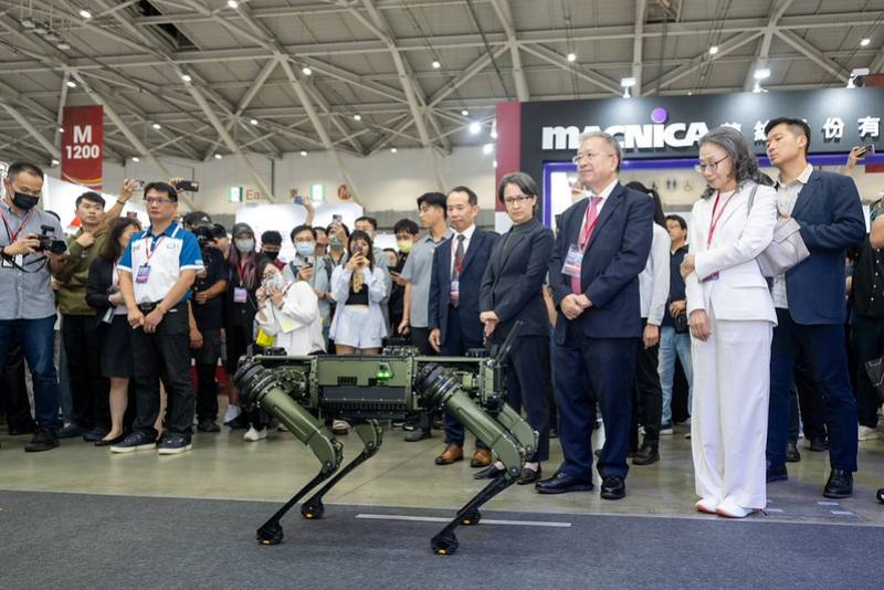 副總統抵達後，依序參觀上銀科技、均豪精密、經濟部產業應用主題館、達明機器人、經濟部產業技術司、所羅門、台達電子、新漢、新代科技等展覽攤位