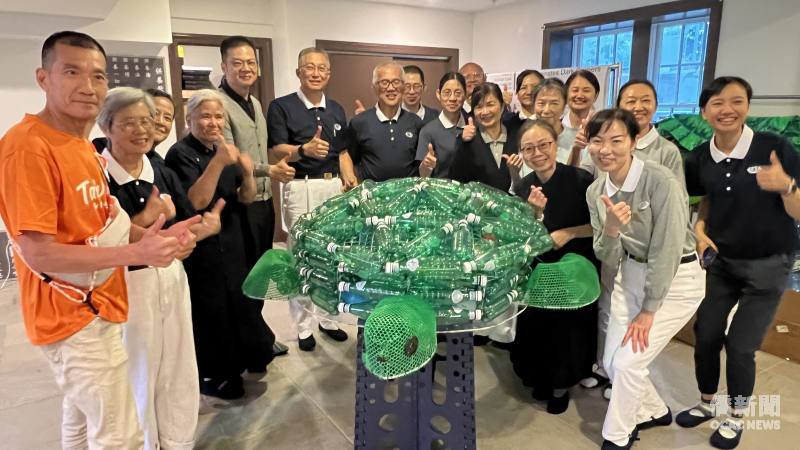 慈濟基金會波士頓聯絡處製作「大海龜」藝術裝置鼓勵大眾一同做環保。