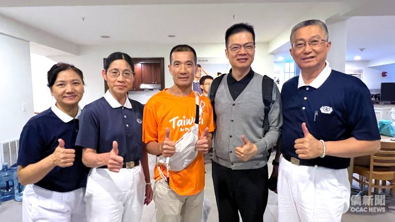 波士頓文教中心主任康雅雄（右二）、佛教慈濟美國紐約分會執行長蘇煜升（右一）、波士頓慈濟先後任負責人長金滿（左一）、鄧淑芳（左二），為即將參賽的「超馬老爹」羅維銘（中）加油。