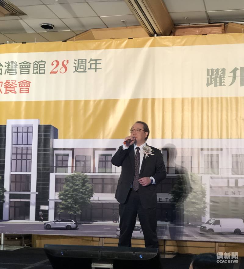 駐洛杉辦事處處長馬博元獻唱籌款，獲得臺美鄉親熱烈響應。