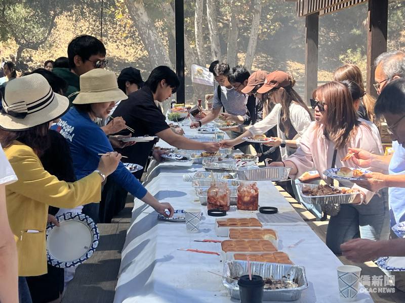與會民眾享用美食。