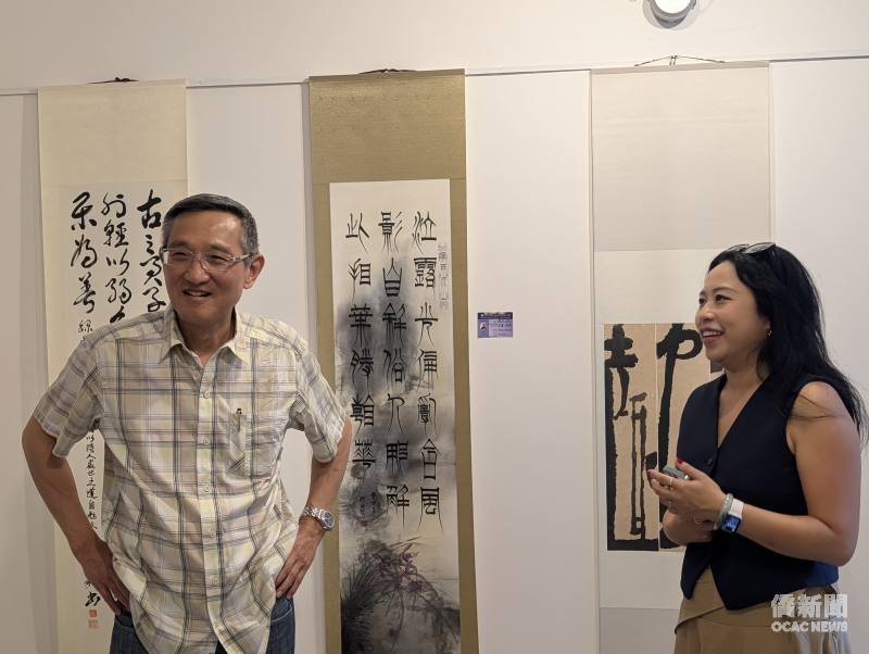 駐義大利代表處大使蔡允中（左）肯定主辦人僑務顧問吳家琪（右）、拿坡里僑胞與夏實策展團隊對臺義文化交流的貢獻。