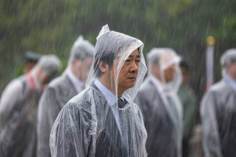 總統首先前往太武山公墓主持追思祭悼典禮，向殉國將士們上香、獻花、獻禮，並在司儀宣讀祭文後，率同陪祭及與祭人員行三鞠躬禮，對將士們為國家無私奉獻的精神，表達由衷追悼與感念