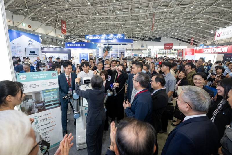 副總統參觀「台灣機器人與智慧自動化展」及「台北國際自動化工業大展」