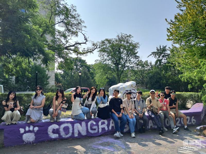 搭僑計畫學員參訪西北大學代表性地標。