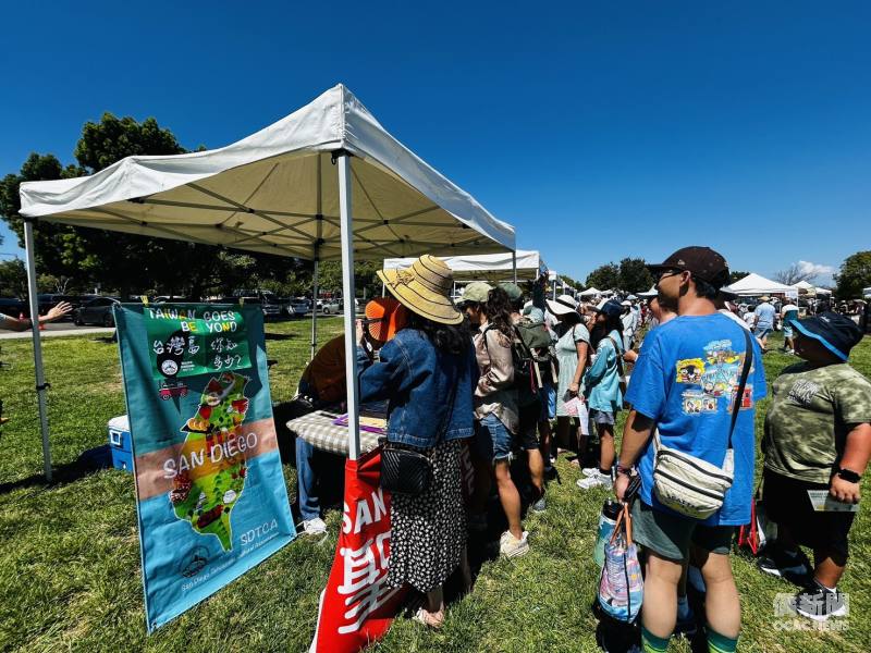 聖地牙哥臺灣同鄉會攤位以 「Taiwan Goes Beyond｜台灣島，你知多少？」吸引大量民眾參觀。