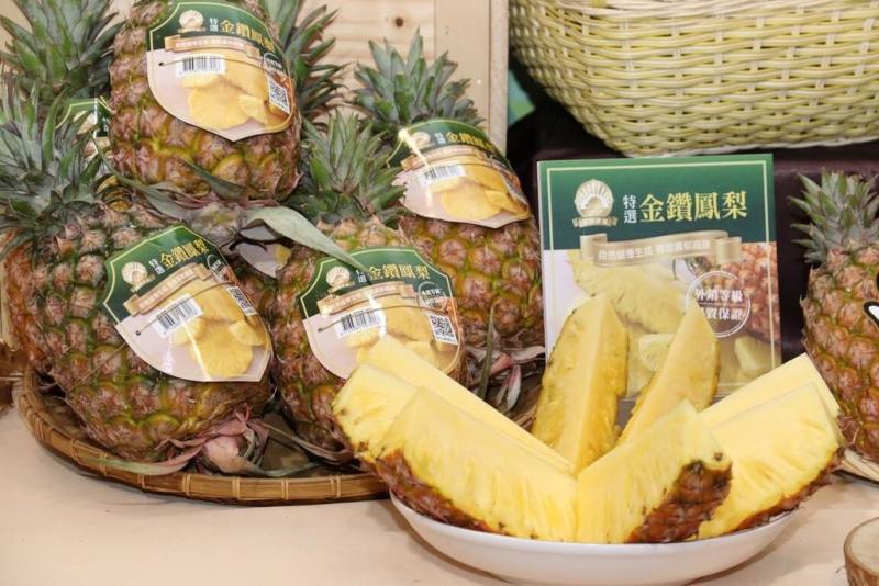 「台農17號」金鑽鳳梨的金黃色果肉細緻，甜而不膩且酸度低，果心還可食用，極受消費市場喜愛，是台灣目前主要栽培品種，約占鳳梨總栽培面積的85%。（農糧署提供）