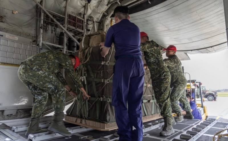 國軍執行物資空投演練，陸軍空降訓練中心空投連負責先期完成物資配重、A-22空投包綑紮等作業檢整，結合空軍C-130運輸機實施空勘、物資空投等課目。（軍聞社提供）