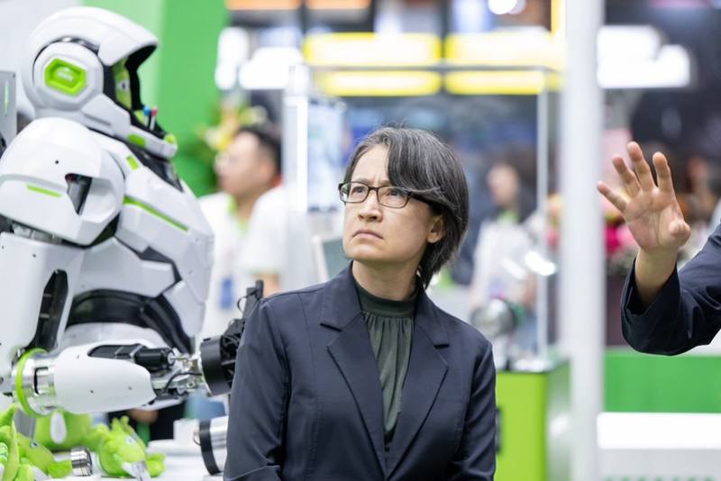 蕭美琴副總統21日下午前往南港展覽館參觀「台灣機器人與智慧自動化展」及「台北國際自動化工業大展」