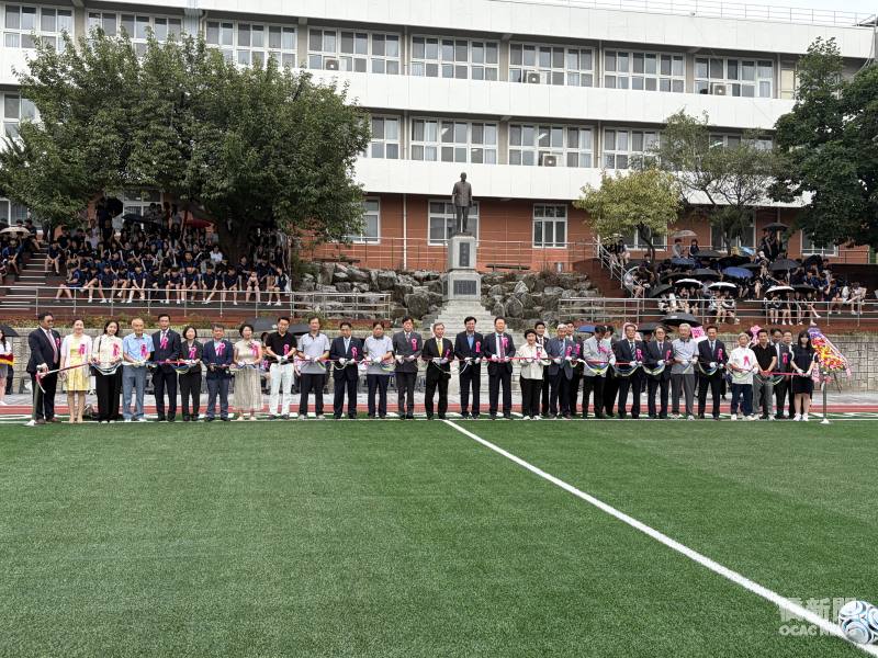 全體貴賓共同剪綵