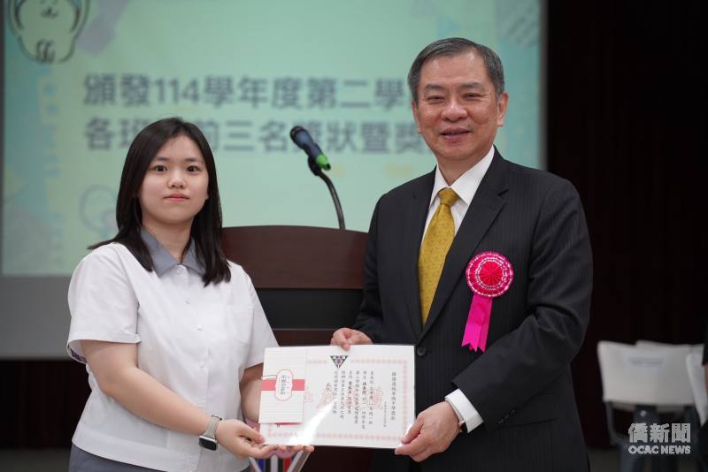 丘高偉於開學典禮頒發成績優異獎狀