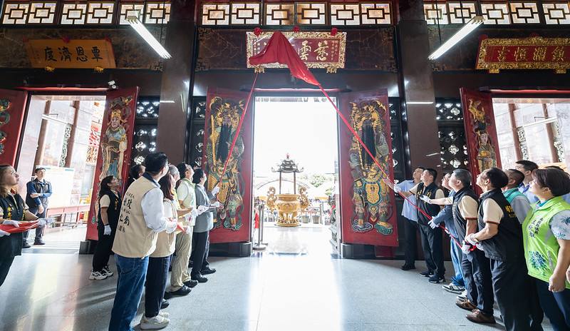 賴清德總統21日上午分別前往南投「內轆慶福寺」及「埔里恒吉宮」參香祈福，並致贈「埔里恒吉宮」匾額「慈雲廣溥」