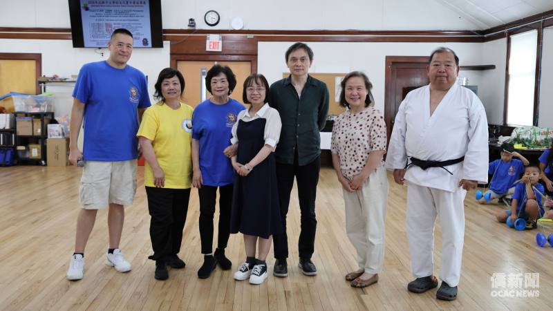 北新中文學校校長陳正緯(左起)、新州北部美華聯誼會會長陳麗惠、國畫老師陶立筠、紐約文教中心副主任廖淑惠、僑務諮詢委員戴松昌、民俗工藝老師董瑪利、在地文化老師王啟蒙。
