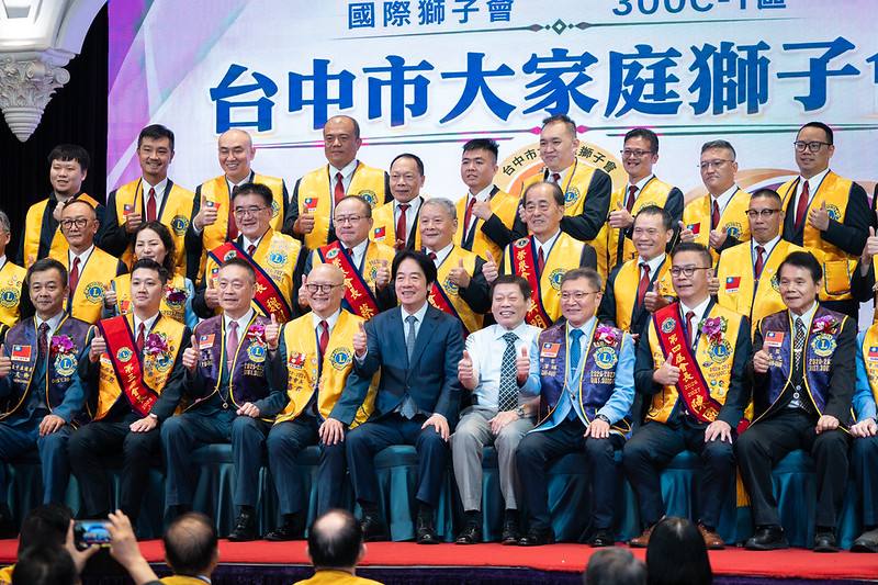 總統和出席人員合影