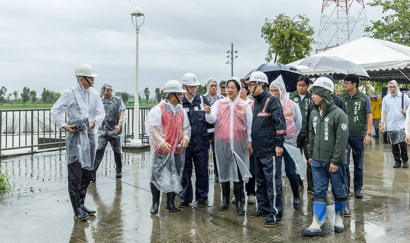 賴清德總統25日上午分別前往高雄及臺南關心排水治理計畫