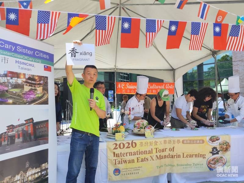 洛麗中文學校TCML教師曾振榮現場教授中文。