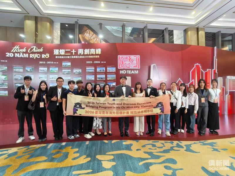 搭僑青年參加鼎隆建築股份有限公司創立20週年感恩餐會。