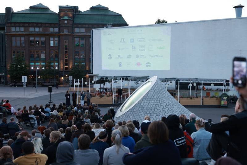 第三屆「朗平赫蒂影展」（Lapinlahti Film Festival）於赫爾辛基市中心地標玻璃宮（Lasipalatsi）外的廣場舉行放映活動。（朗平赫蒂影展提供）