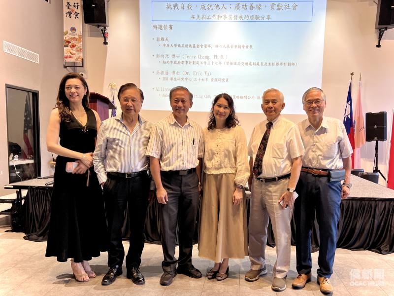 中原大學大紐約區校友會會長丁作輝(左3)、王怡如(右3)與講座主講人合影： (左起)安柏馮品牌策略顧問公司執行長馮子馨、中原大學北美發展基金會董事翁雁天、前紐約市政府都市計劃局交通處副處長鄭向元、美東華人學術聯誼會會長吳振藩。