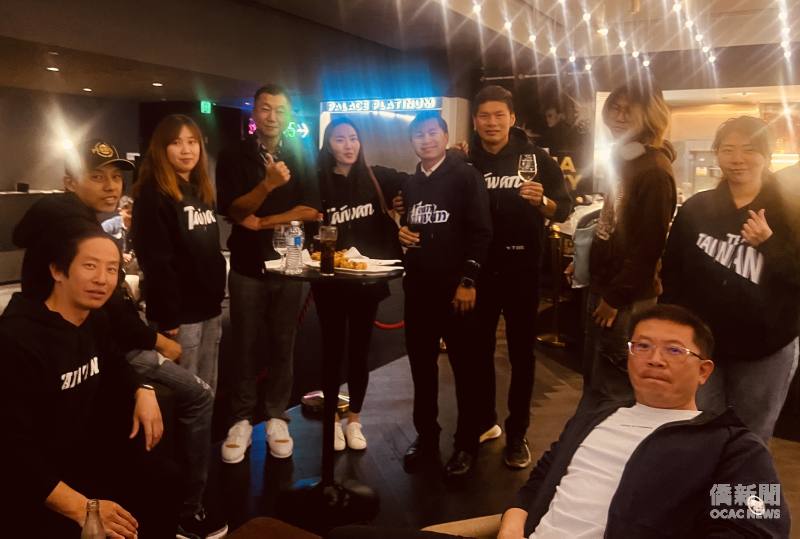 大洋洲台灣商會聯合總會總會長張世杰（左6）與伯斯僑民穿上Team Taiwan T恤到場觀影，展現僑界凝聚力。