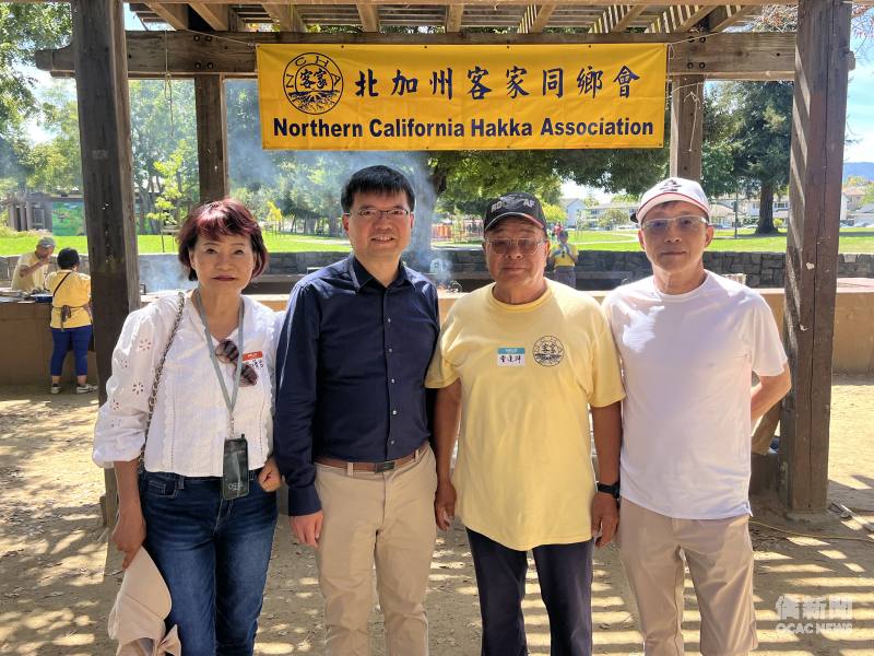 貴賓合影。左起:北加州大專校聯會會長馬蒨君、金山灣區文教中心主任王偉讚、北加州客家同鄉會會長曾達祥及僑務委員李垣麟。