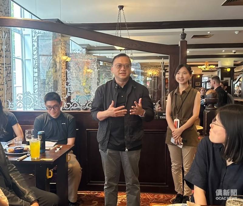 駐英國代表處僑務組組長葉帝余（中）出席成大英國校友會夏季聚餐，肯定旅英臺灣人才分享專業經驗、回饋校友社群。