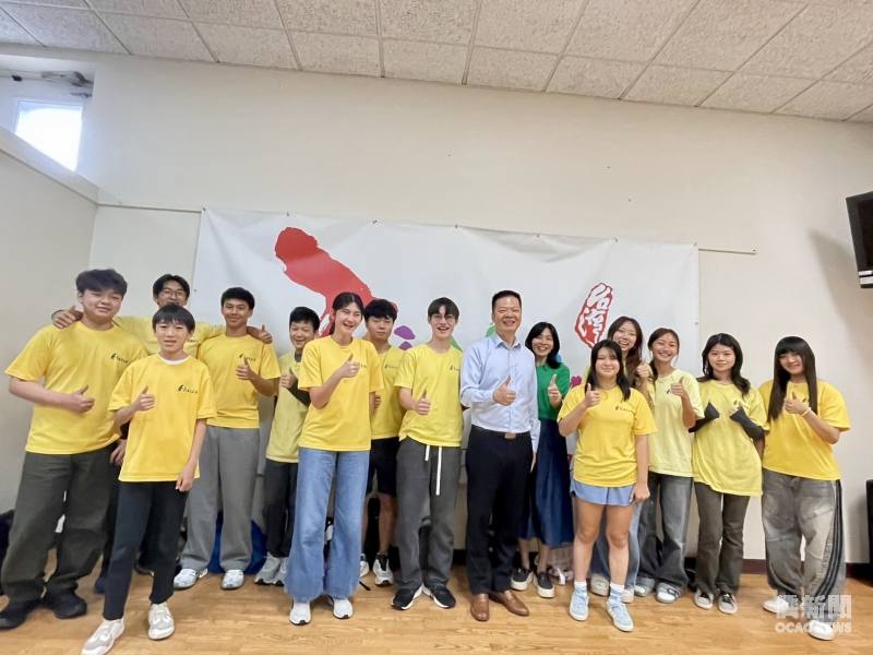 海外青年文化大使（FASCA）波士頓分會學員與波士頓文教中心主任康雅雄合影。