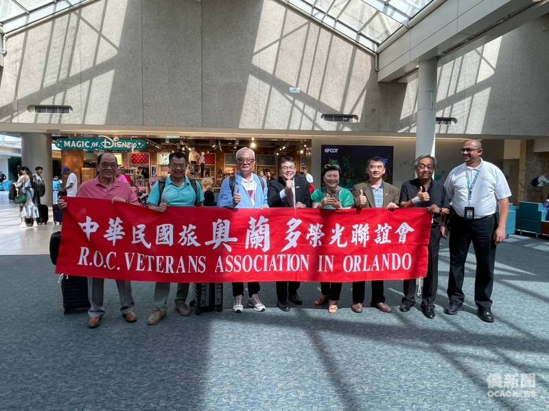 駐邁阿密辦事處處長周啟宇(左4)及奧蘭多榮光會理事長羅禮(左1)等人至奧蘭多機場歡迎退輔會副主委陳進廣(左3)一行