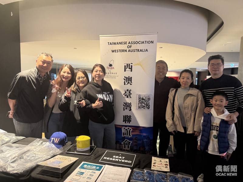 僑務諮詢委員王錦昌（右4）及大洋洲台灣商會聯合總會榮譽總會長廖律凱（左1）與工作團隊合影，並於報到櫃台推廣i僑卡，鼓勵僑胞申辦。