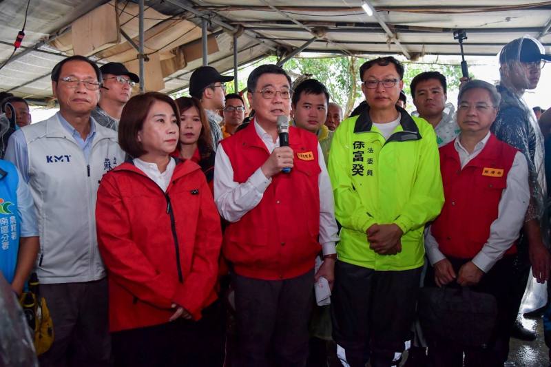 2026年8月25日行政院長卓榮泰視察南州鄉苦瓜農損情形