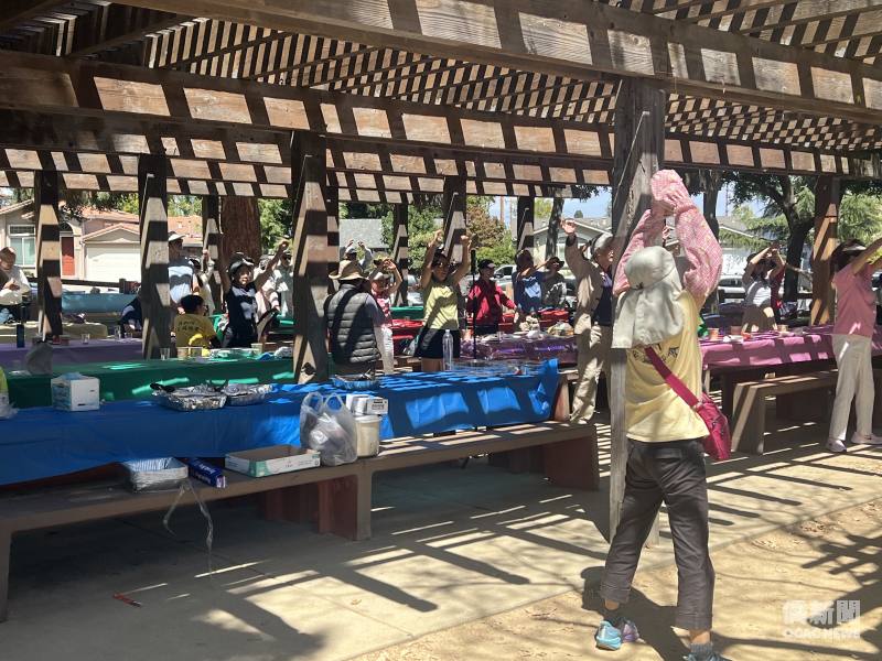 客家鄉親熱烈參與團康節目。