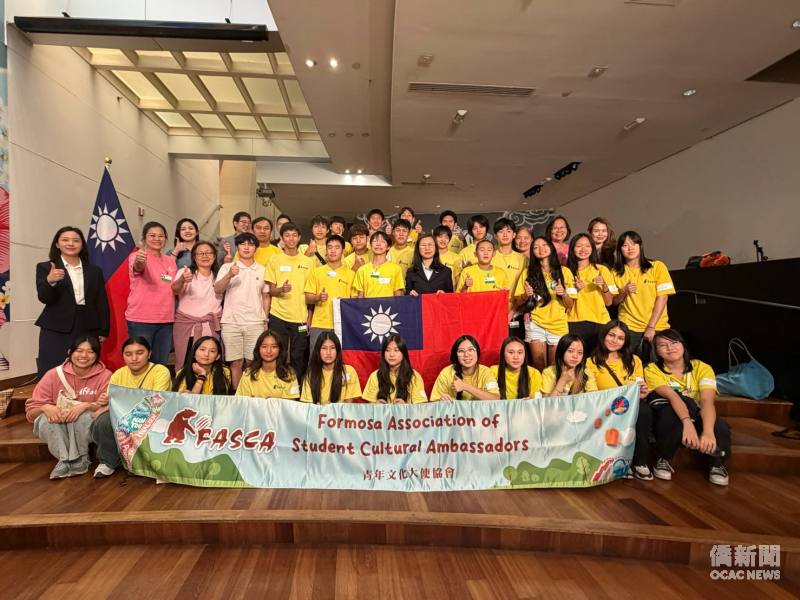 TECO-NY Deputy Director-General Lishan Chang (5th from the right in the 2nd row) encourages FASCA members to take pride in Taiwan and actively promote its visibility around the world.