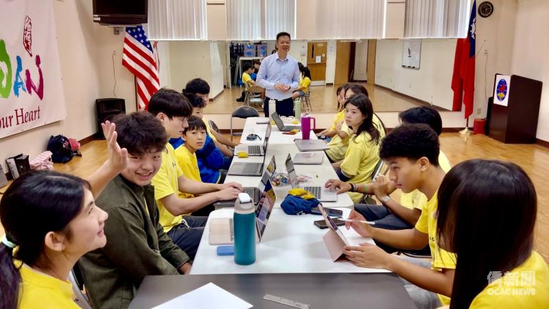 康雅雄勉勵學員在接下來這一年能更積極地服務社區。