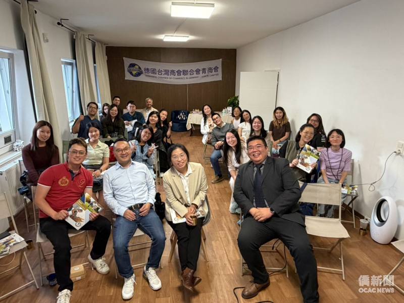 理財實務講座講師及與會者合影。