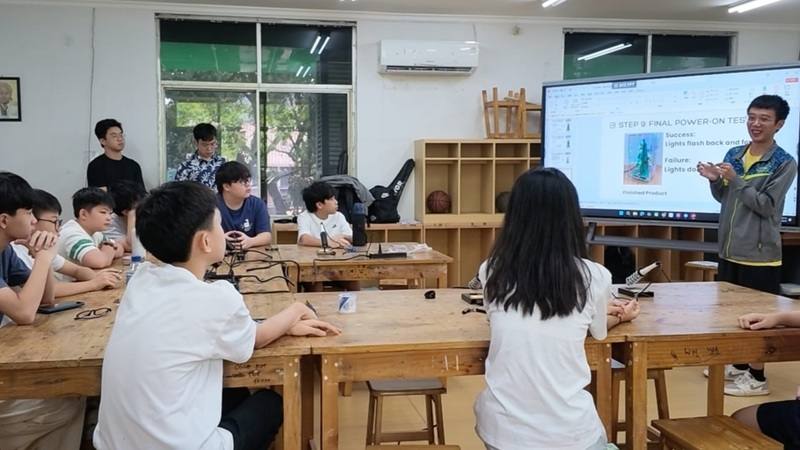 亞東科技大學8月赴印尼辦理電子科學營，由電子工程系助理教授陳暐迪（右）帶領7名學生赴雅加達臺灣學校及泗水臺灣學校授課。