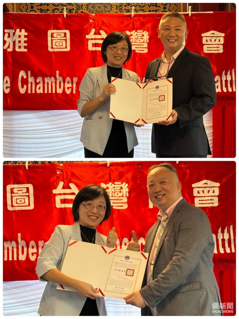 駐西雅圖辦事處處長林美呈頒發僑委會賀狀給新任會長吳銘錕(上圖右)、頒發僑委會賀狀給卸任會長黃漢哲(下圖右)