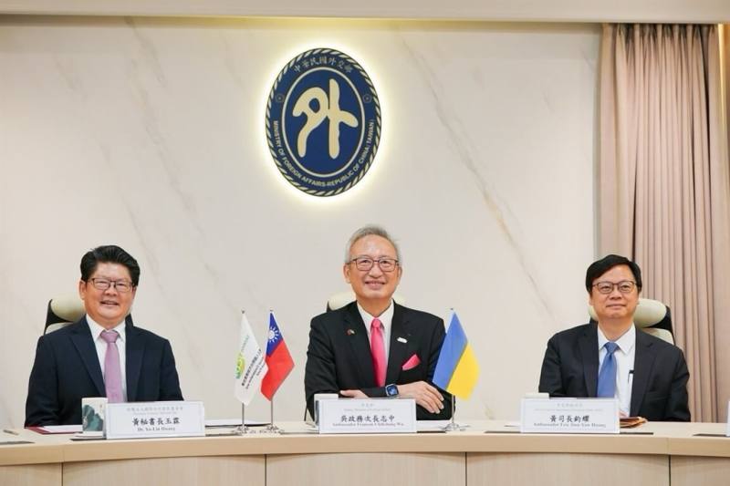 Deputy Foreign Minister François Wu (center) witnesses the Ministry of Foreign Affairs authorize the TaiwanICDF to implement the "Smart Healthcare Enhancement" project in Taipei on Wednesday. Photo courtesy of the Ministry of Foreign Affairs