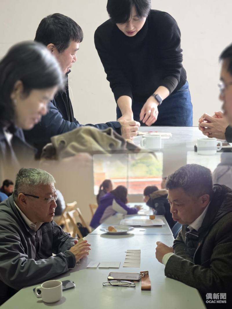 講師蔡珮蓁和參與僑民互動，透過提問與引導協助參與者梳理感受，讓對話成為認識自我及彼此支持的起點