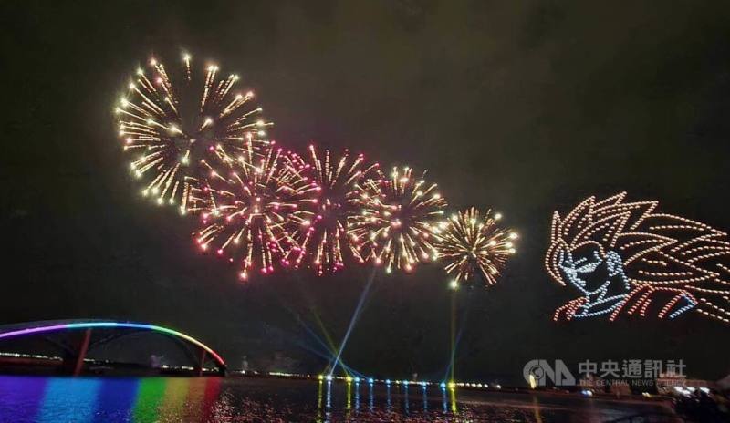 2026澎湖國際海上花火節25日晚間在馬公觀音亭園區盛大迎接年度最終場，除結合IP「七龍珠Z」的700台無人機燈光秀最後一次升空，海上煙火秀也加碼至720秒，為花火節畫下圓滿句點。