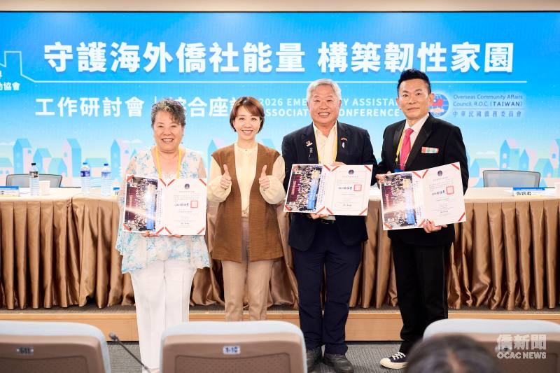 李姸慧頒贈結業證書予學員代表