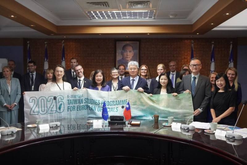 教育部26日發布新聞稿指出，近年為拉近與歐洲各國的關係，在駐歐盟兼駐比利時教育組的努力下，8月再次邀請政府官員來台，展開為期12天的研習活動，由專業師資引領各國官員學習華語，並實地走訪產業。（教育部提供）