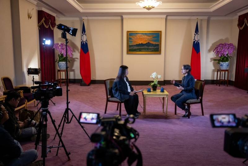 副總統接受《中央社》及《中央廣播電台》聯合訪問，針對臺灣無人機產業發展及願景、國際合作、半導體優勢以及國家安全、國防預算與自我防衛決心等議題，回應媒體提問