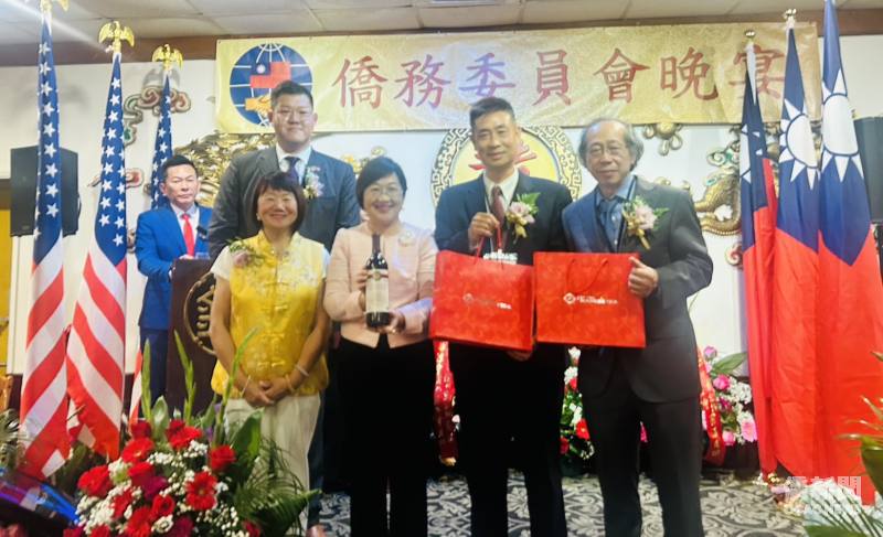 僑委會晚宴徐佳青與羅省中華會館主席聶澤英(右二)、執行長張自豪(右一)互贈禮物；羅省中華會館監事長張麗卿(左一)及副監事長梁國輝(後排左一)共同合影。